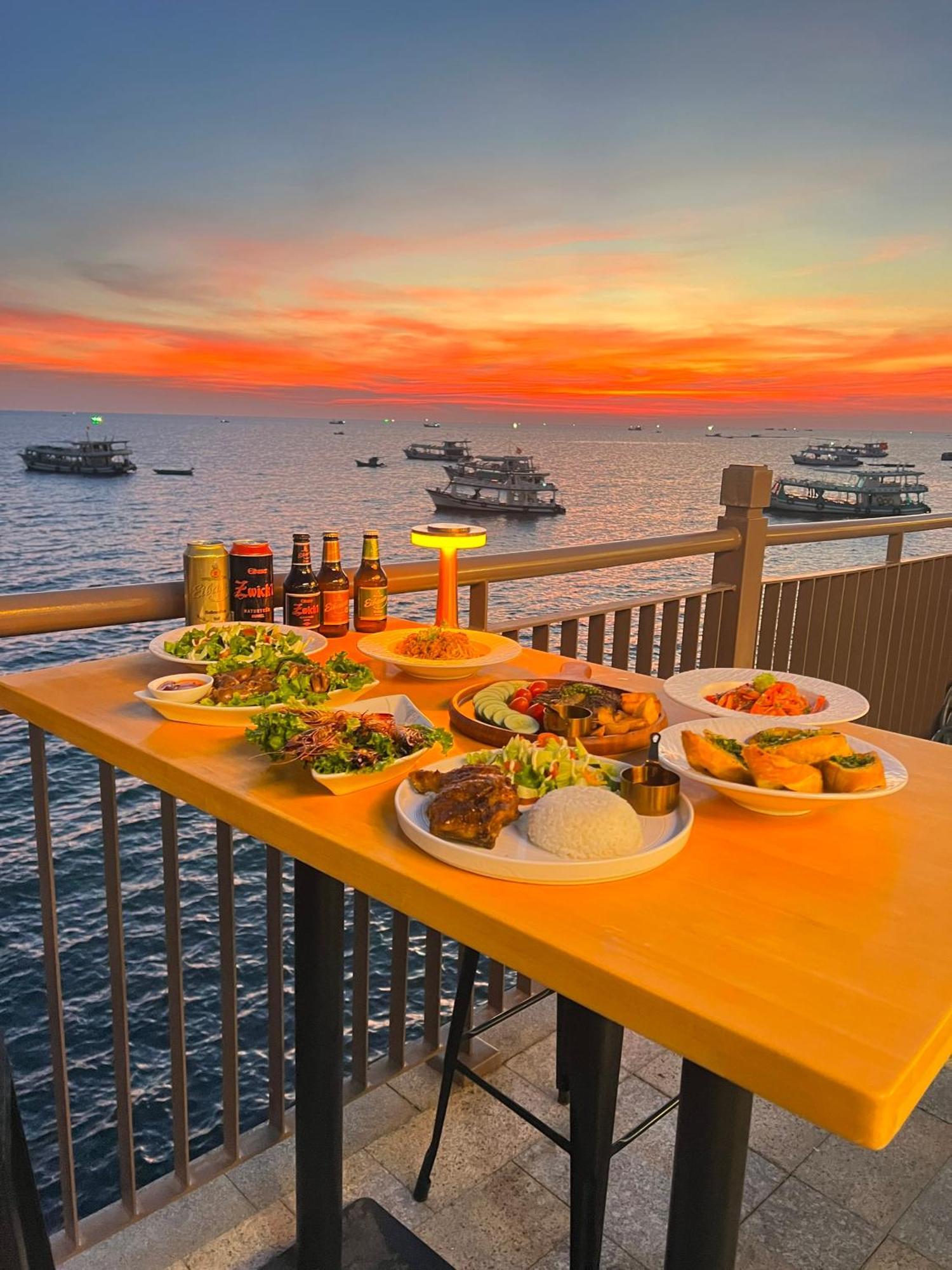 Sunset Sorrento Phu Quoc Aparthotel Bagian luar foto