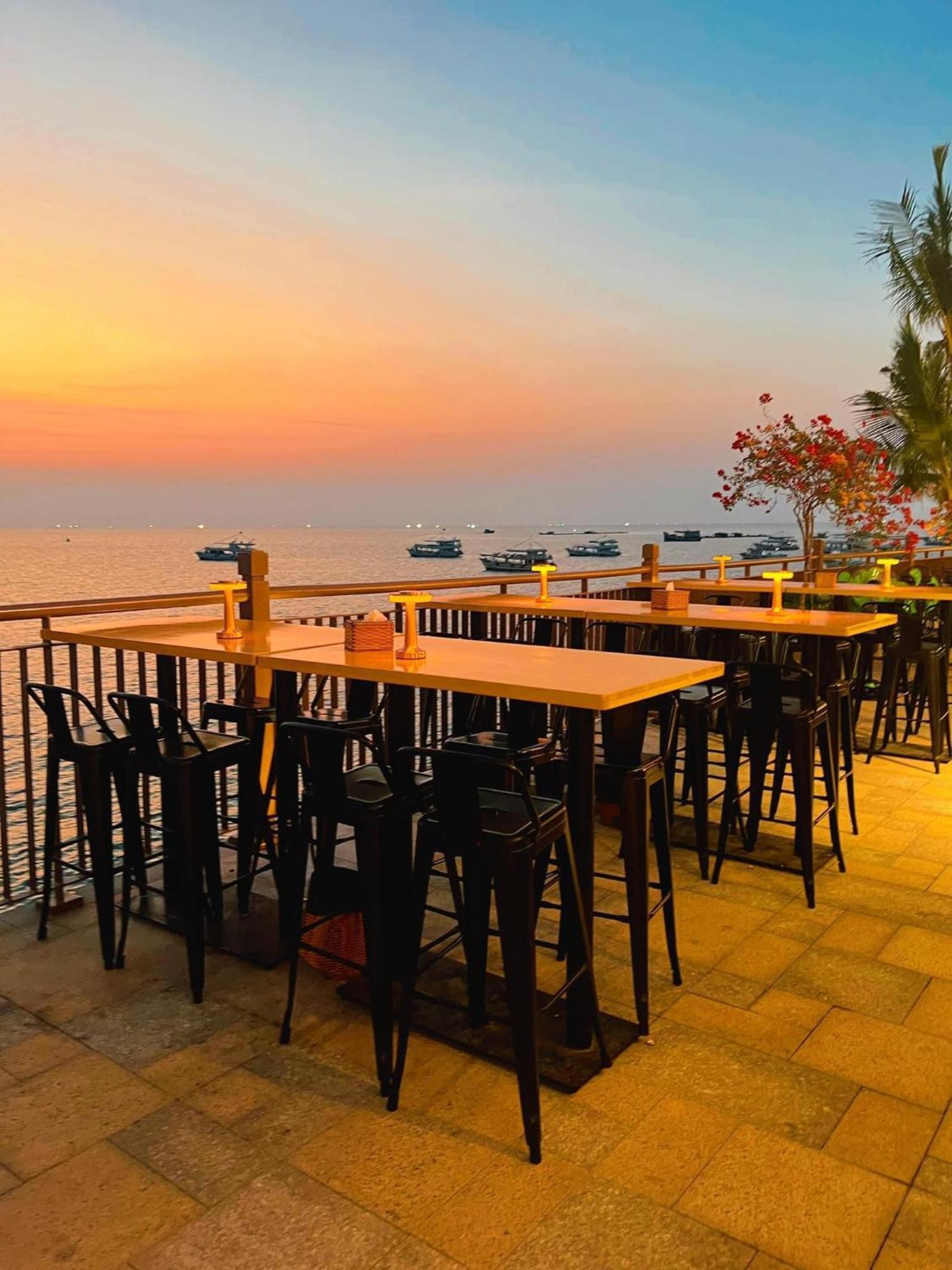 Sunset Sorrento Phu Quoc Aparthotel Bagian luar foto